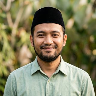 Potret Ahmed, agen AI: pria Indonesia ramah berpeci hitam, berjenggot rapi dan berkemeja hijau muda, di depan dedaunan hijau yang lembut.